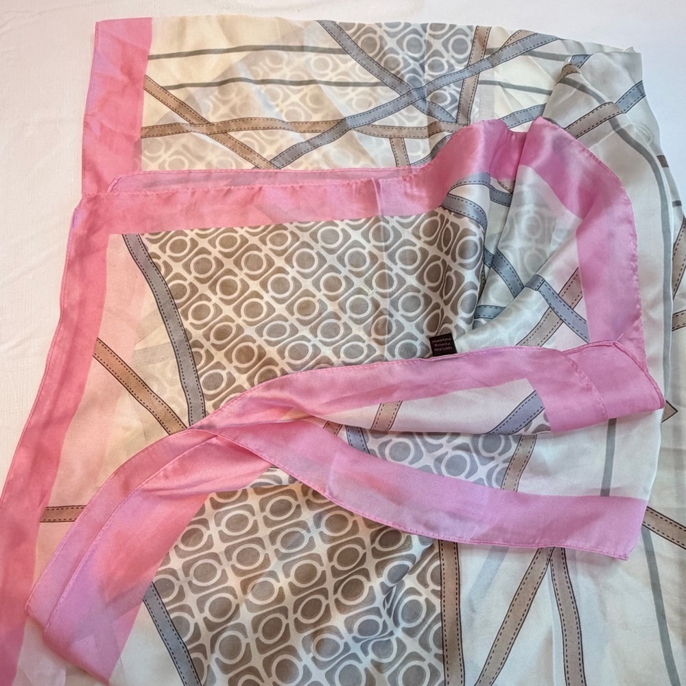 Elegant Pink and Cream Geometric Scarf